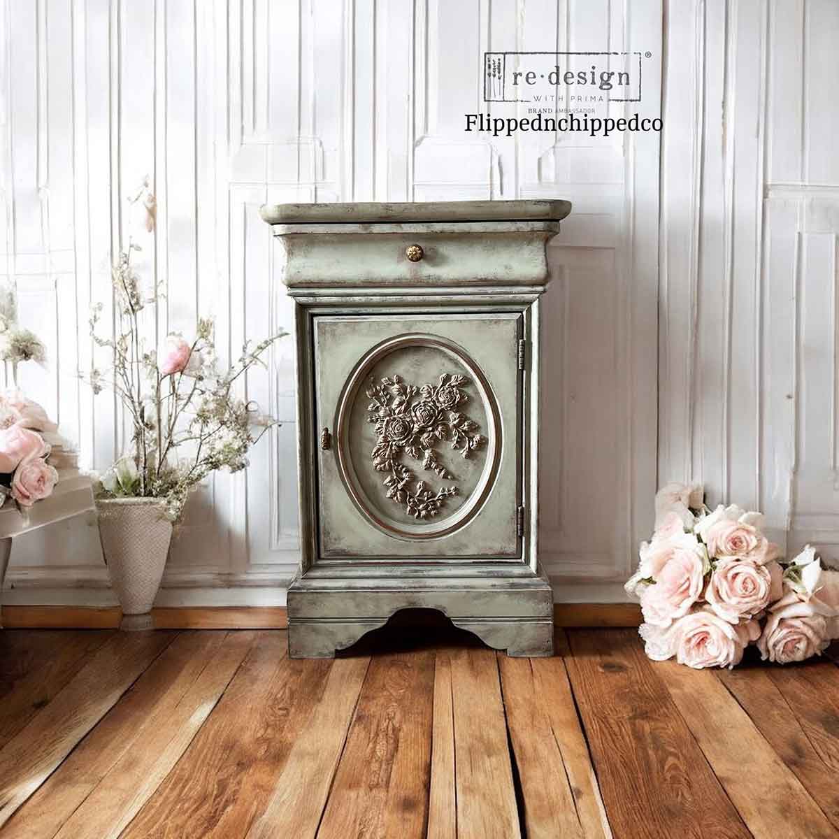 Decor Poly - Velvet Cascade Left
